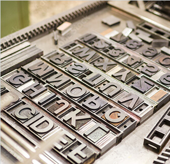 rodzaj czcionki - metalowe stemple drukarskie z literami, ułożone w ramce