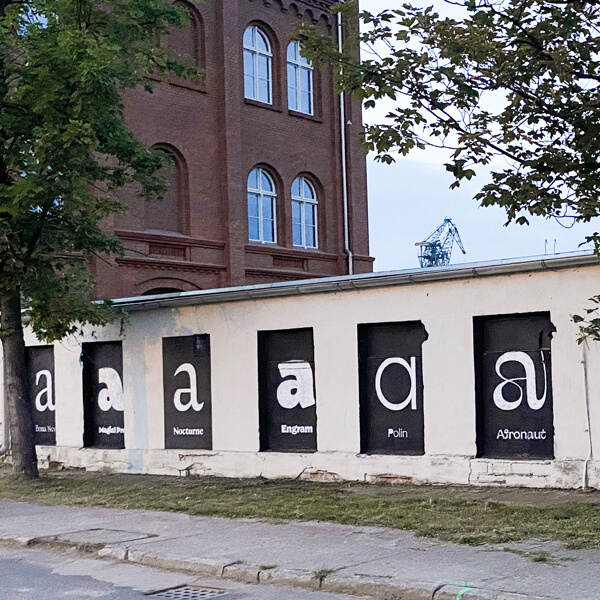 rodzaj czcionki - różne kroje litery a namalowane na murze