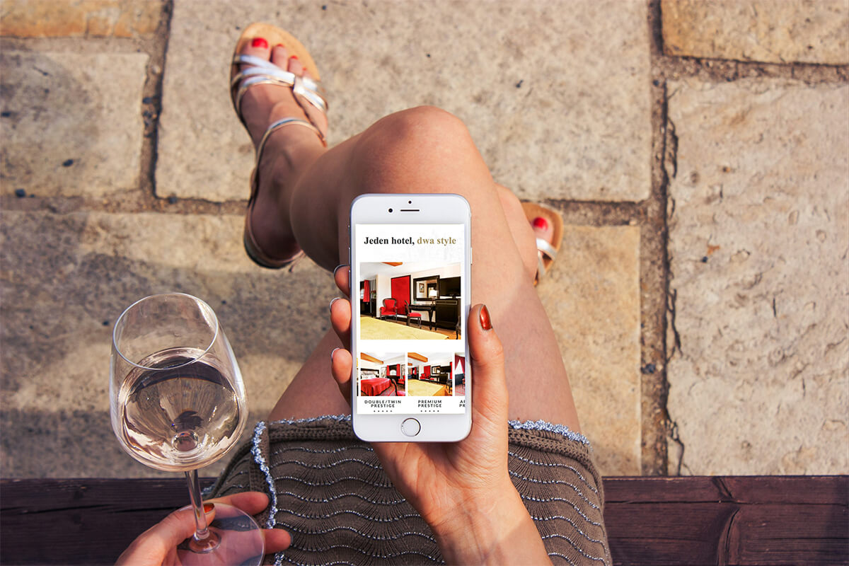 o5ckuoRTk portfolio Hotel Gdańsk mockup strony internetowej na telefonie