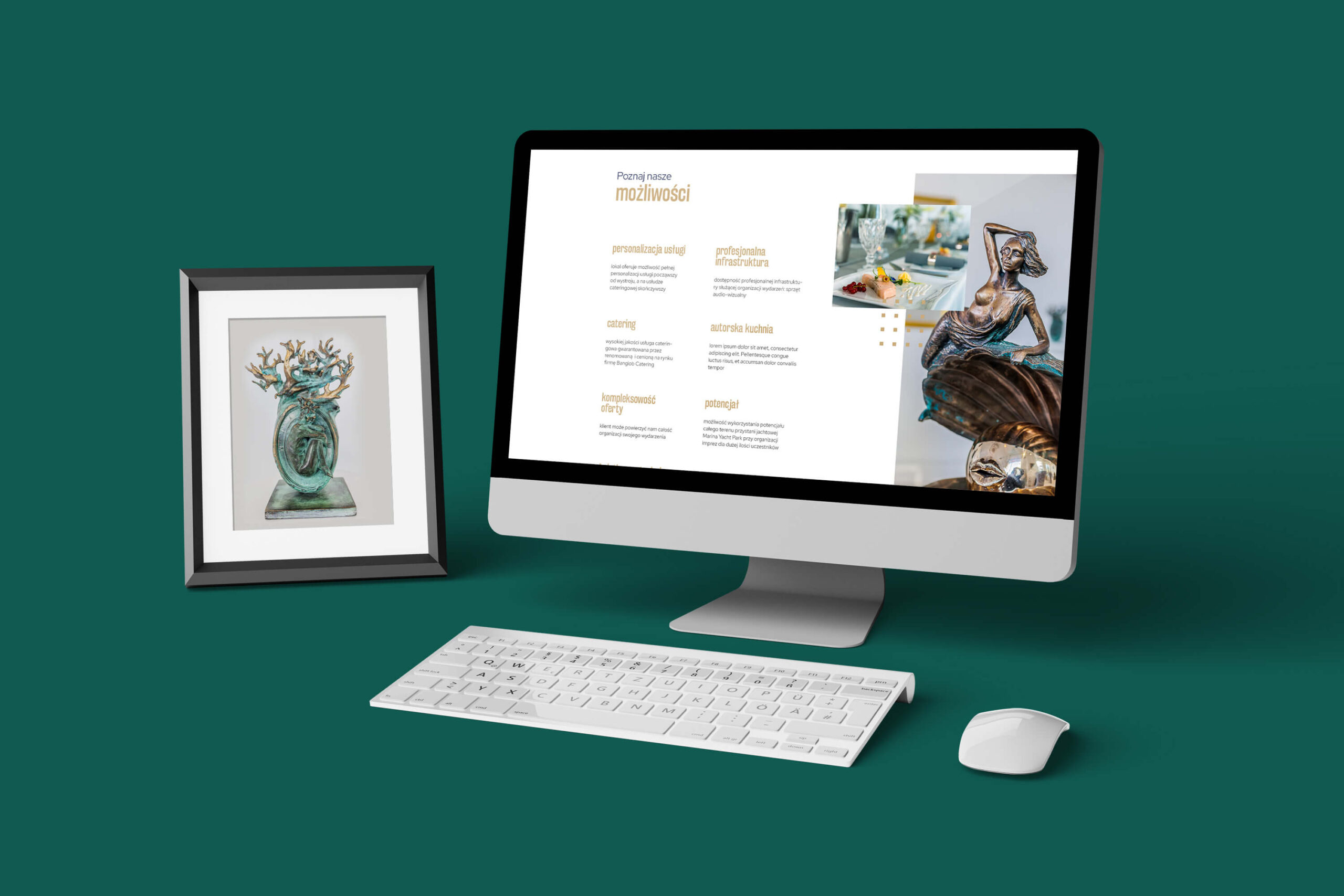 komputer na zielonym tle, na ekranie widok strony www