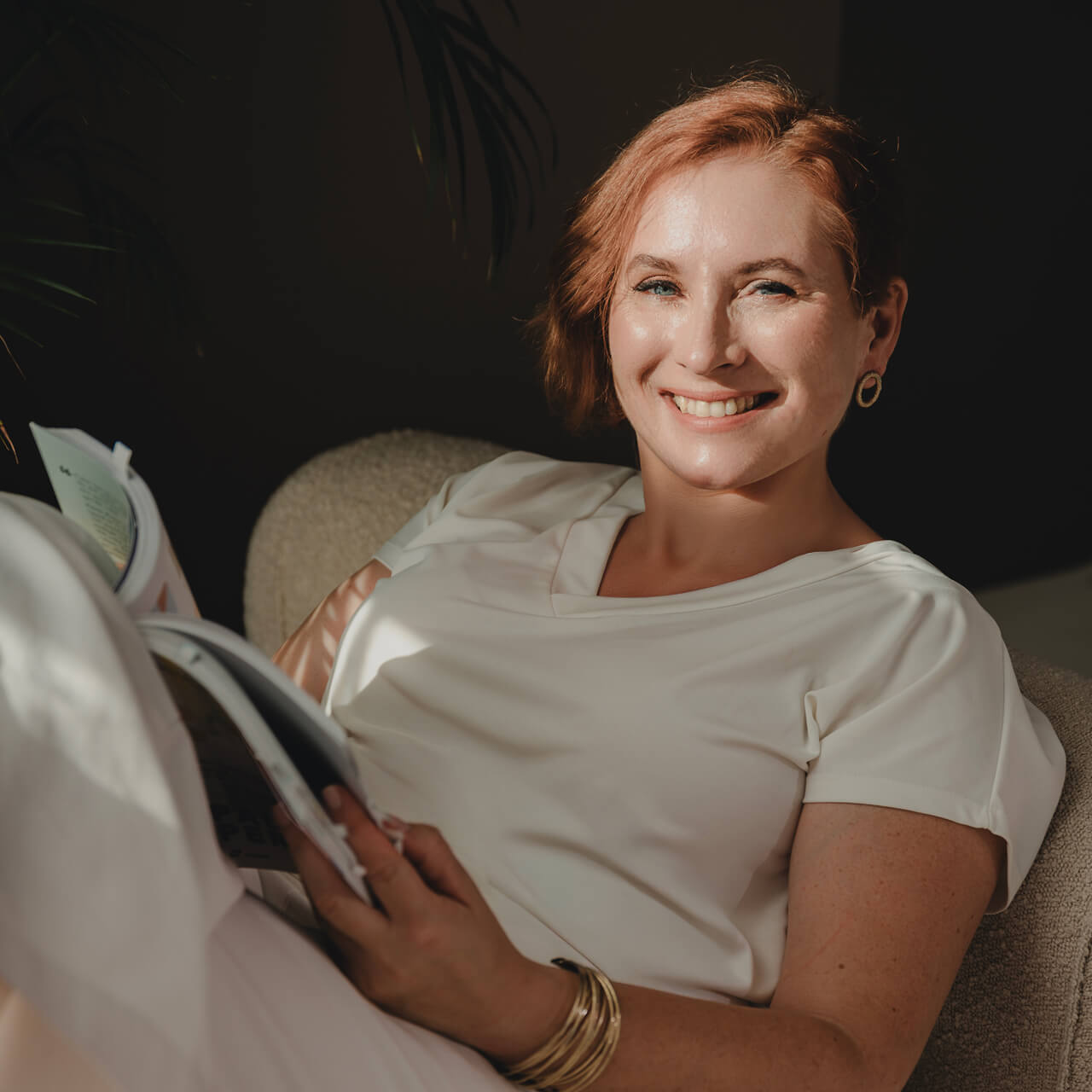 portret autorki z książką