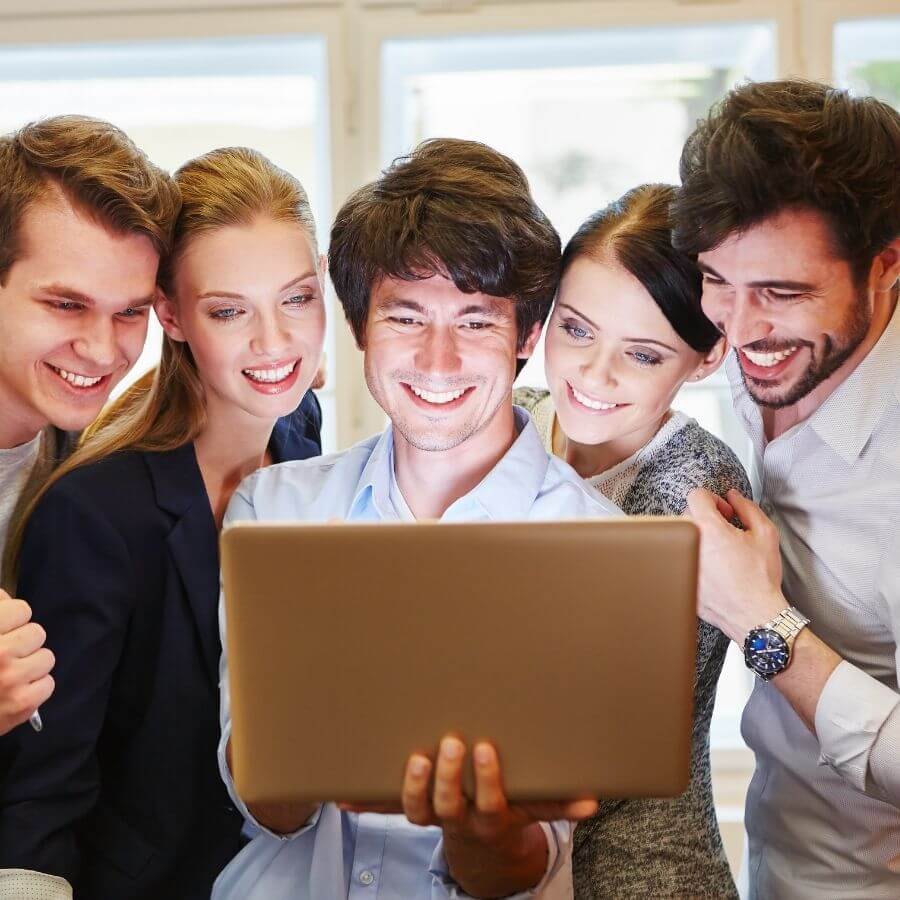 najlepsza strona internetowa glowne grupa przyjaciół patrząca na stronę na laptopie - najlepsza strona internetowa