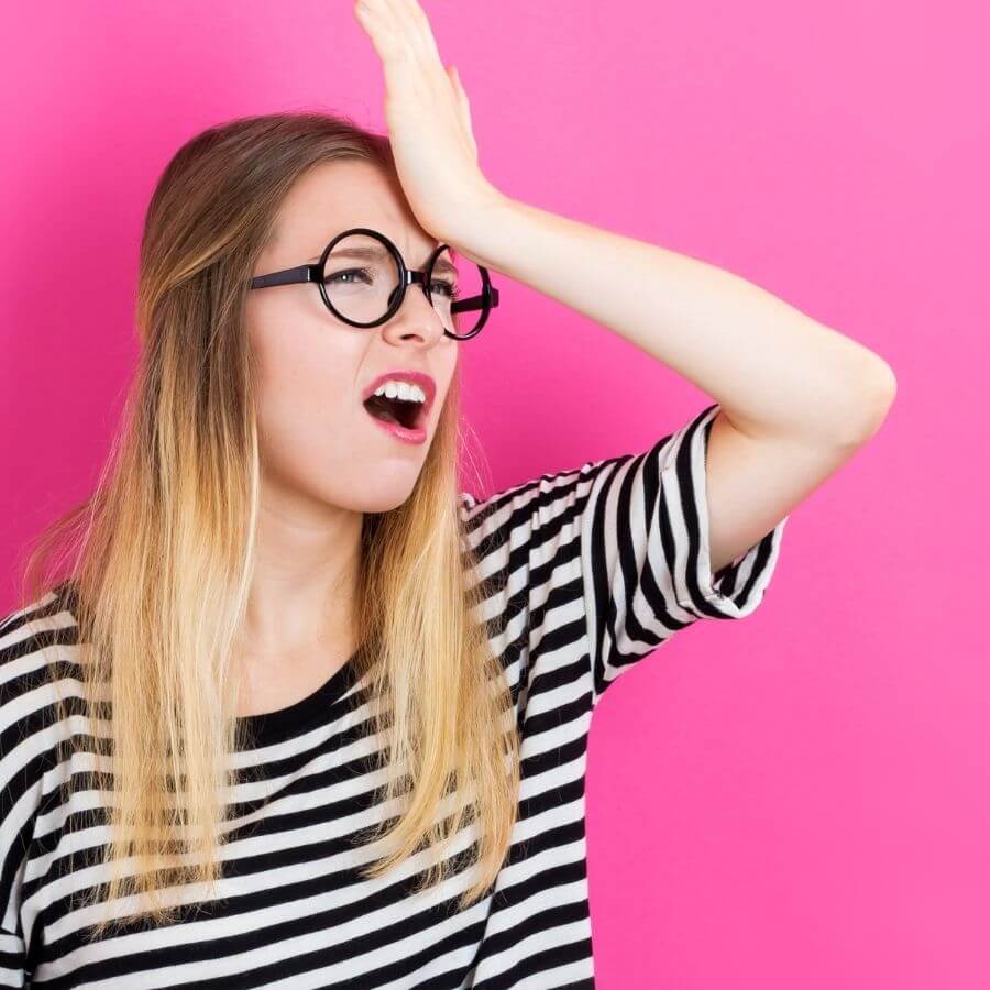 kobieta, uderzająca się w czoło w geście zakłopotania