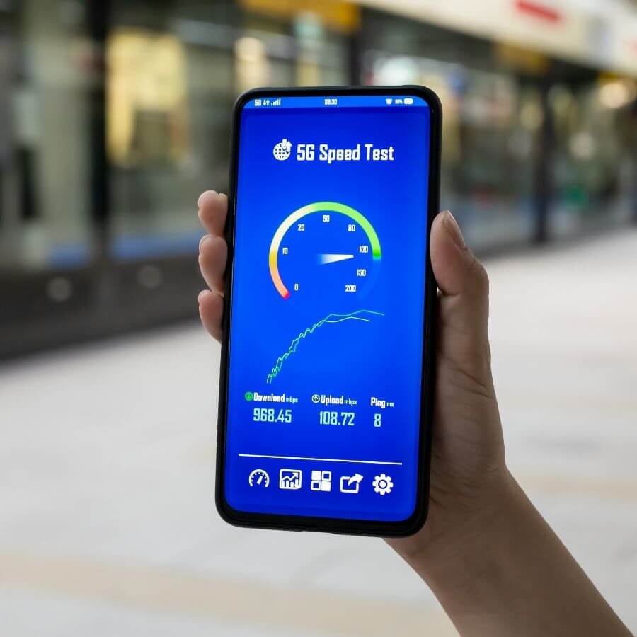 ekran smartfona z wynikiem testu szybkości strony