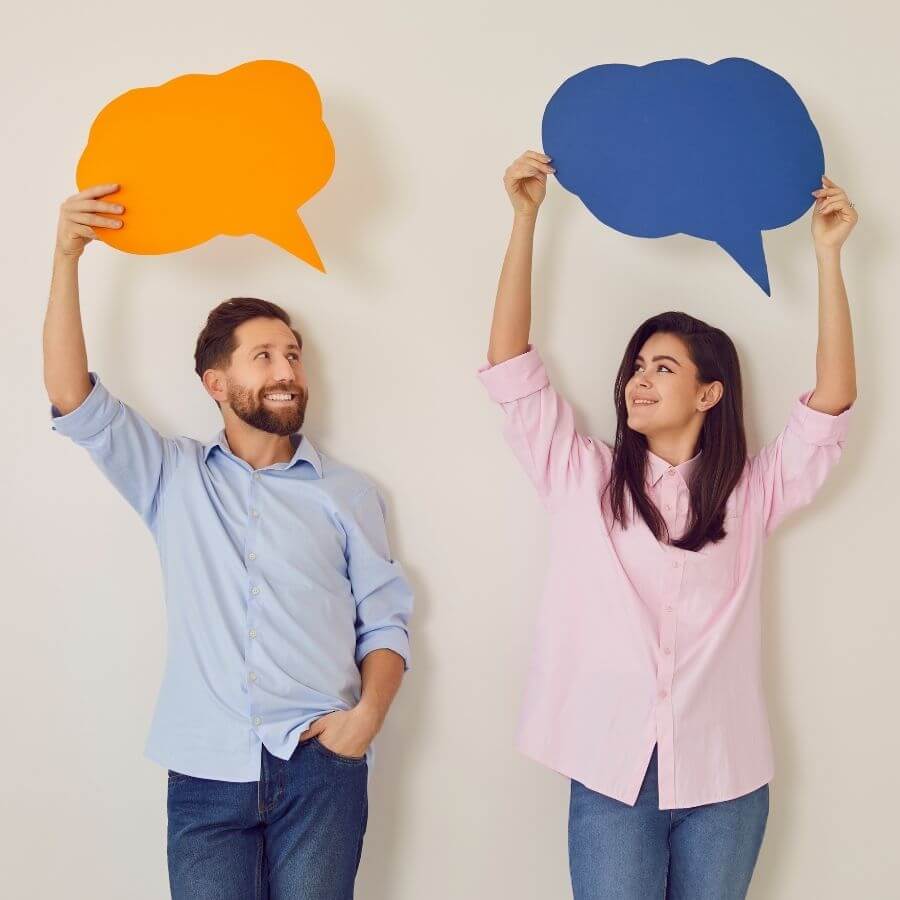 kobieta i mężczyzna trzymają w rękach, nad głowami, chmurki dialogowe