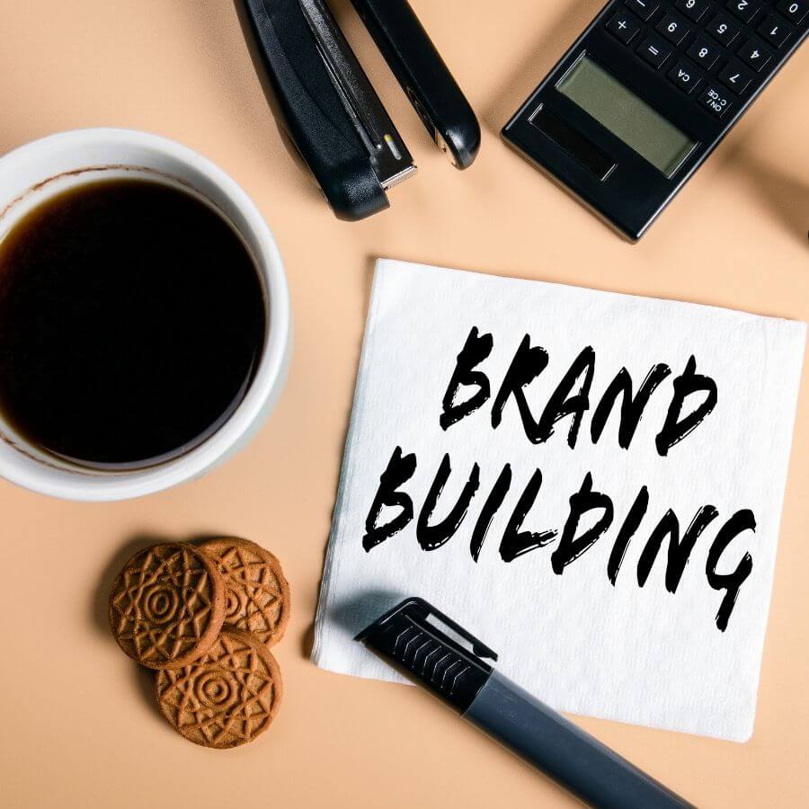 wizerunkowy alfabet marki B branding napis Brand Building napisany odręcznie na serwetce. Wizerunkowy Alfabet Marki - B jak Bezstresowa współpraca